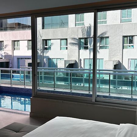 Jade Hotel Brasilia Candangolandia ภายนอก รูปภาพ A view of the pool from a guest room
