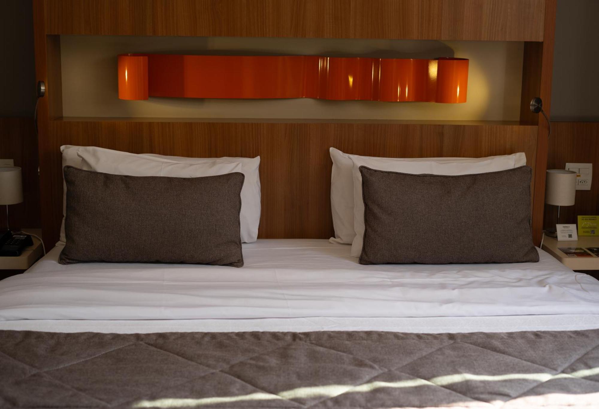 Jade Hotel Brasilia Candangolandia ภายนอก รูปภาพ A bed with two cushions