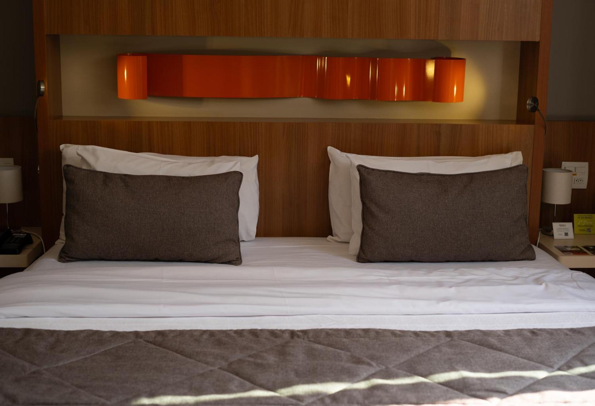 Jade Hotel บราซิเลีย ภายนอก รูปภาพ A bed with two cushions