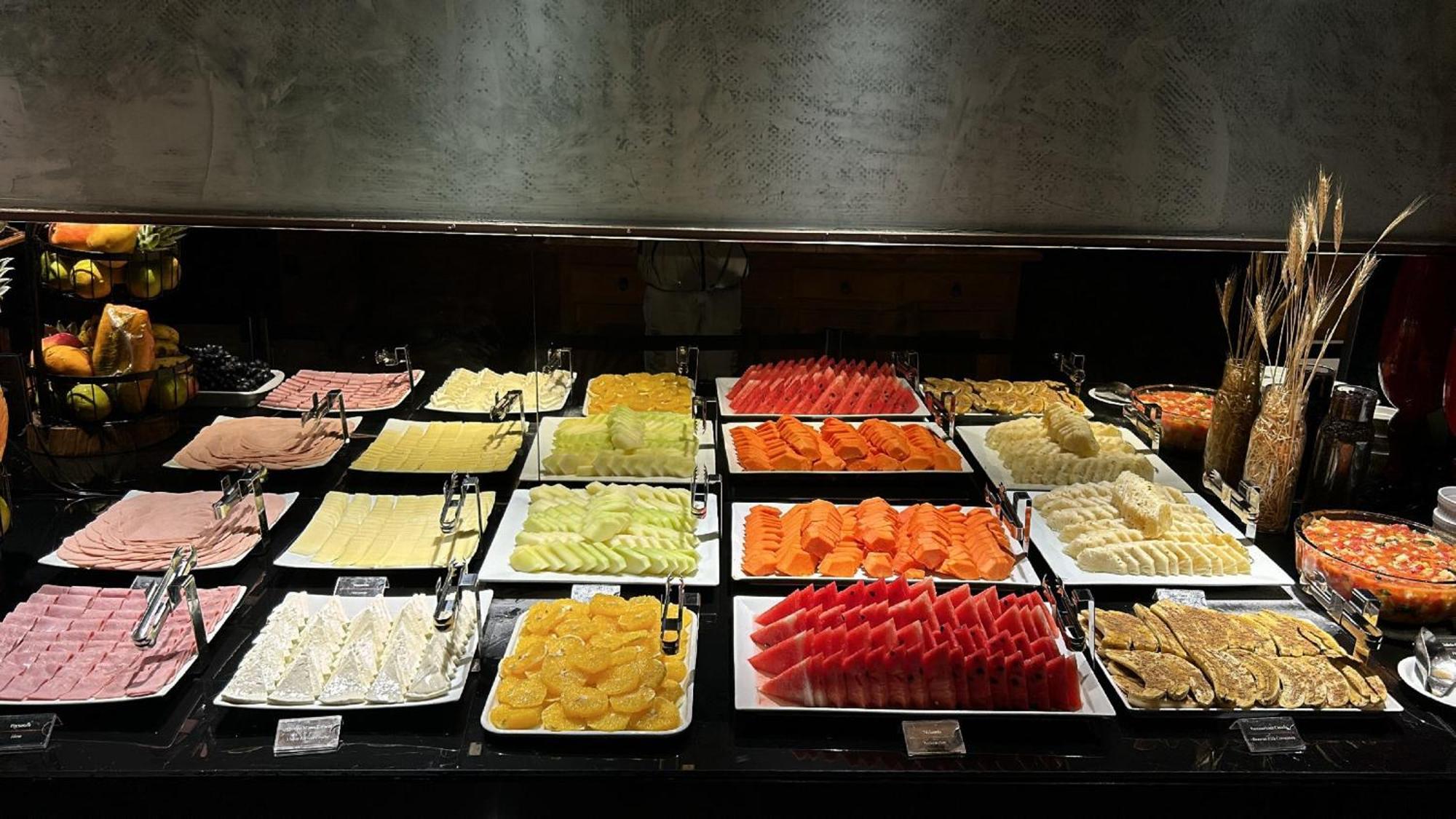 Jade Hotel Brasilia Candangolandia ภายนอก รูปภาพ A selection of cold cuts at a buffet
