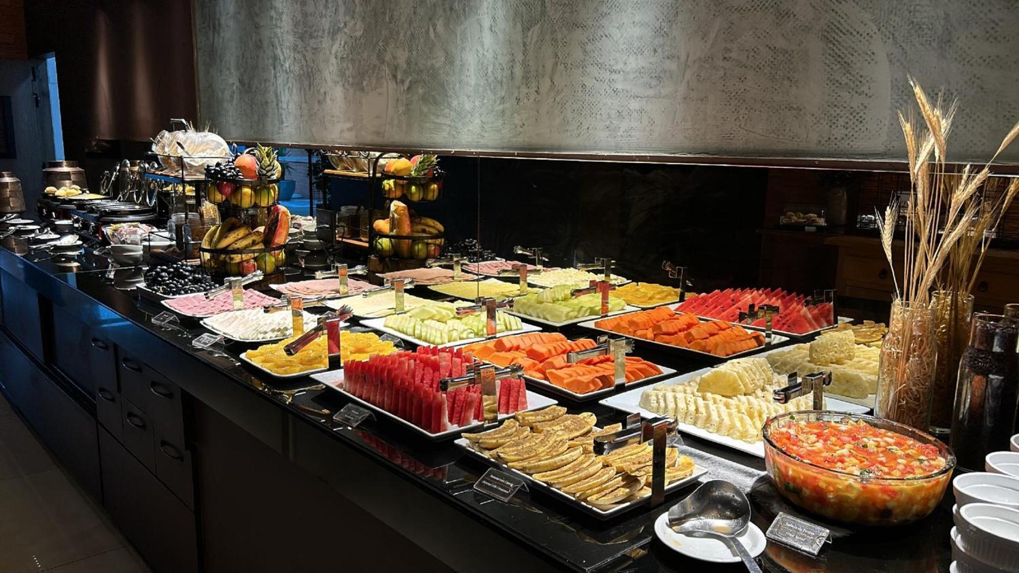 Jade Hotel Brasilia Candangolandia ภายนอก รูปภาพ A fruit salad buffet
