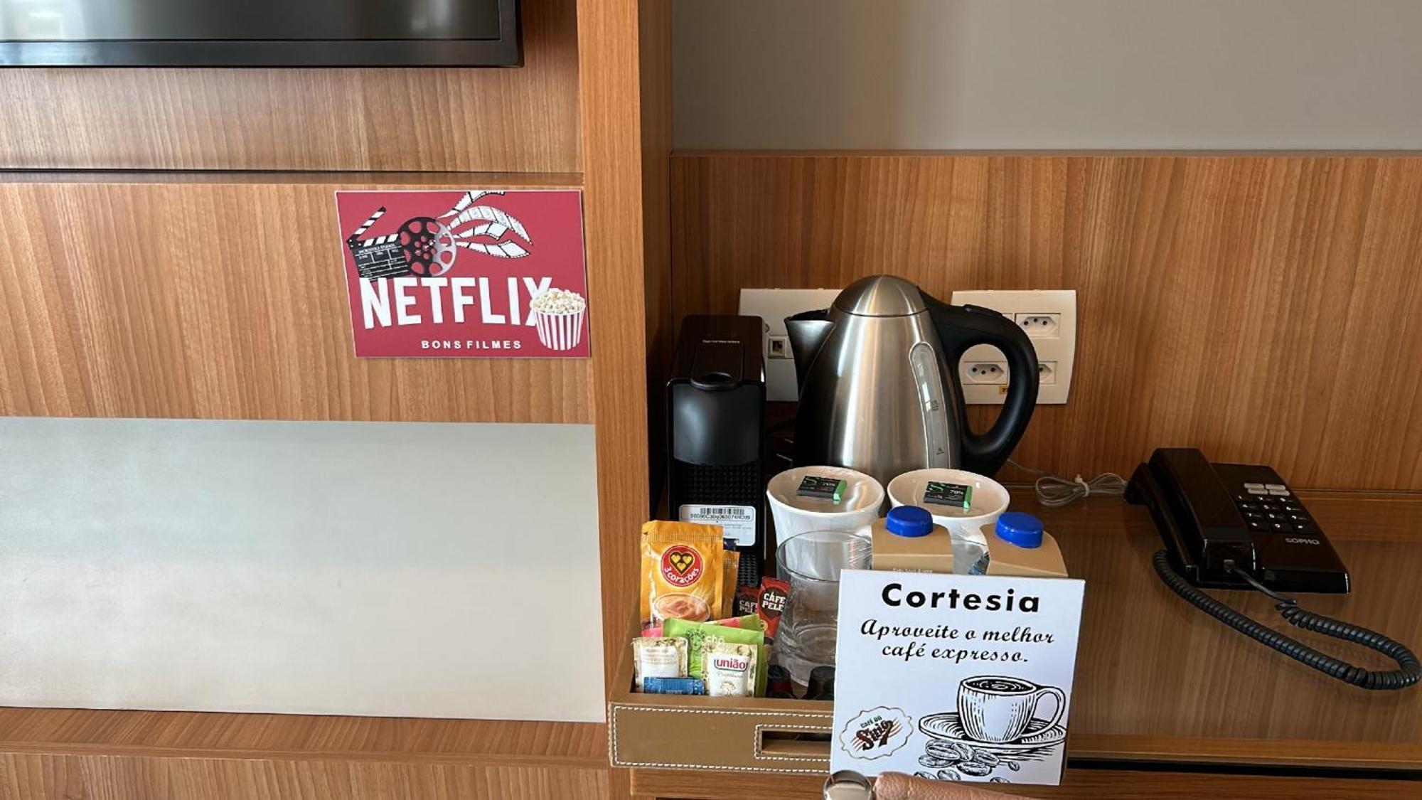 Jade Hotel Brasilia Candangolandia ภายนอก รูปภาพ A Netflix sticker in a hotel room