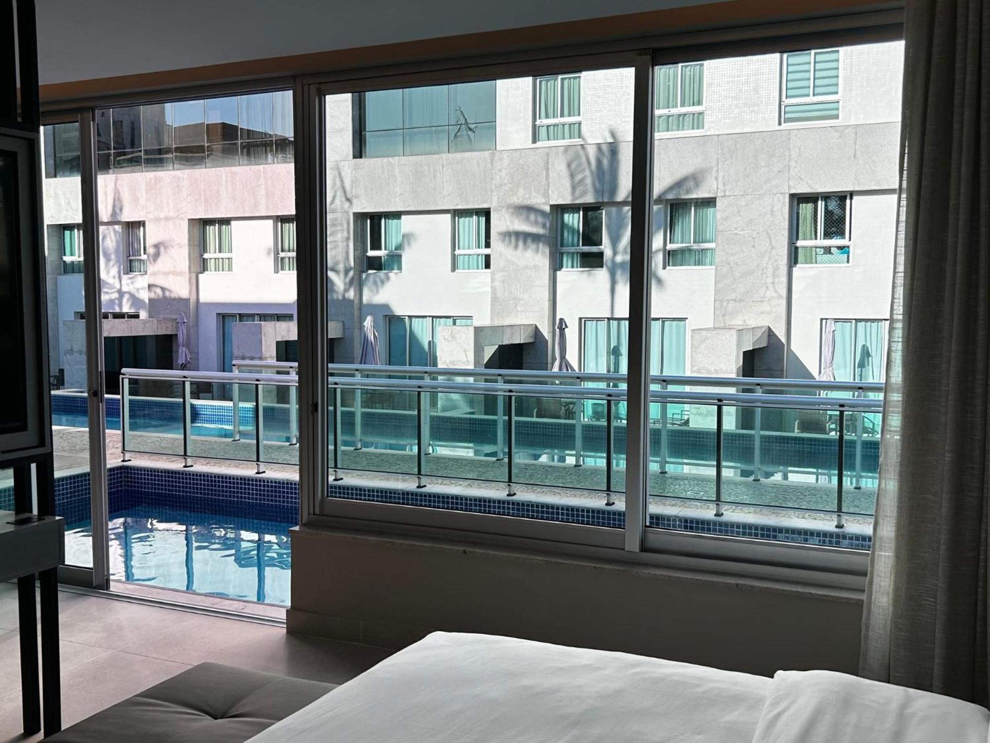 Jade Hotel Brasilia Candangolandia ภายนอก รูปภาพ A view of the pool from a guest room