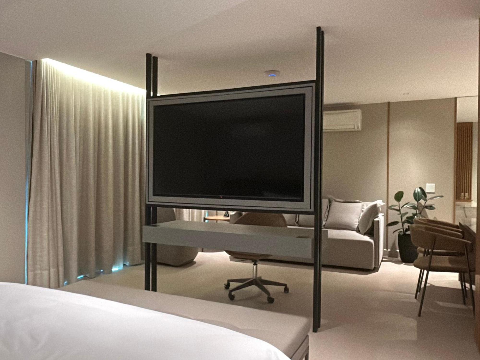 Jade Hotel Brasilia Candangolandia ภายนอก รูปภาพ A television in a hotel room